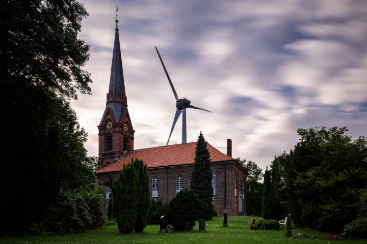 Altenwerder Kirche, Windkraft | Kai-Uwe Klauss Architecturephotography
